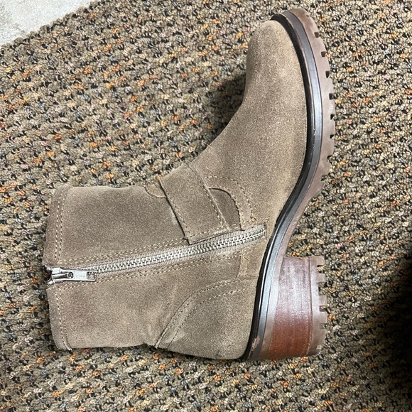 Suede fall boots. Above ankle. Great condition. No flaws.Buckles and zippered - Picture 6 of 9